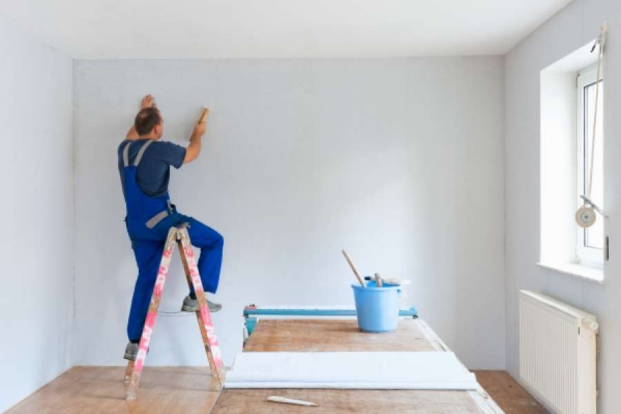 Lassen Sie Wohnräume möglichst nur mit Materialien renovieren, die ein Prüfzeichen tragen. Foto: TÜV Nord