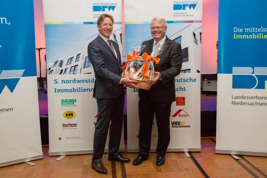 Karl-Heinz Maerzke (re.) übergibt an Dirk Streicher. FOTO: BFW-NB