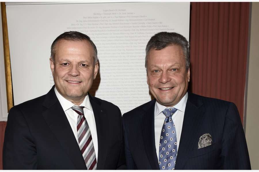 Freuen sich über die Dieselmedaille: v. l.: Andreas Engelhardt, geschäftsführender und persönlich haftender Gesellschafter der Schüco International KG und Laudator Dr. Stephan Kufferath, Vorstand der GKD - Gebr. Kufferath AG. Foto: Michael Tinnefeld, München.