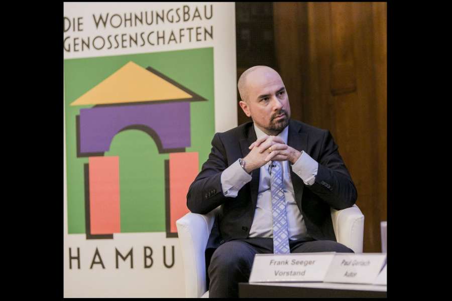 Frank Seeger, Vorstandsmitglied Arbeitskreis Hamburger Wohnungsbaugenossenschaften e.V., führte durch die Veranstaltung. Foto: Arbeitskreis Hamburger Wohnungsbaugenossenschaften e.V./Jochen Quast
