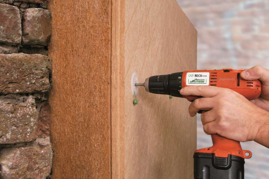 Eine dicke, fleible Holzfaser-Dämmplatte schmiegt sich perfekt an den Untergrund an.Foto: unger-diffutherm.de