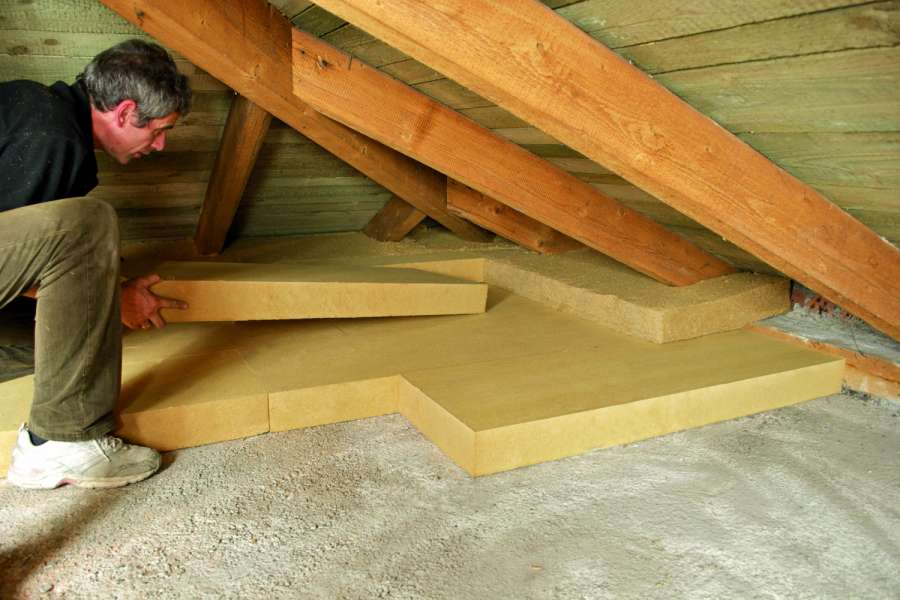 Mit begehbaren Holzfaser-Dämmplatten lässt sich die oberste Geschossdecke ganz einfach und ökologisch einwandfrei nach den gesetzlichen Vorgaben dämmen, Foto: Steico