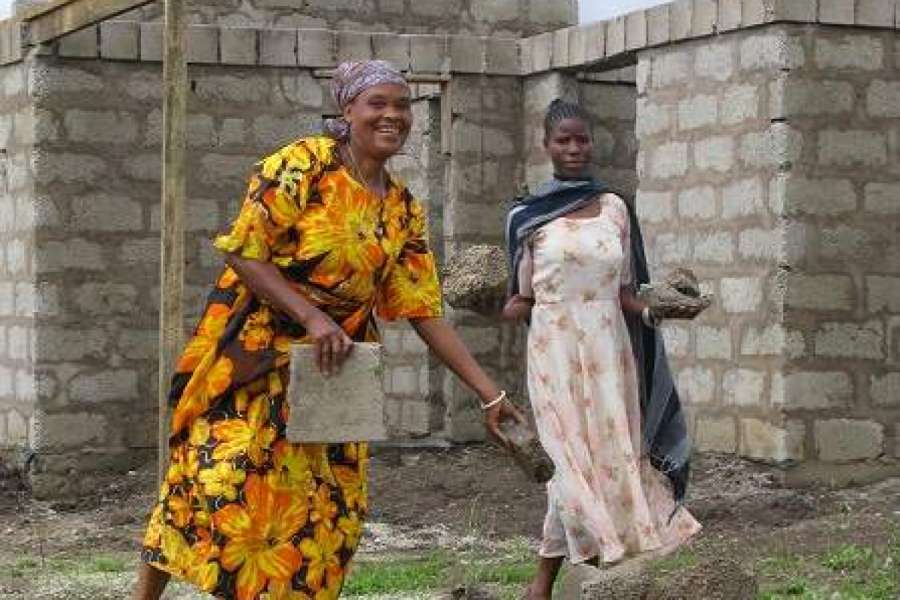 Alleinerziehende Frauen bauen in Arusha, Tansania ein Haus. FOTO: DESWOS e.V.