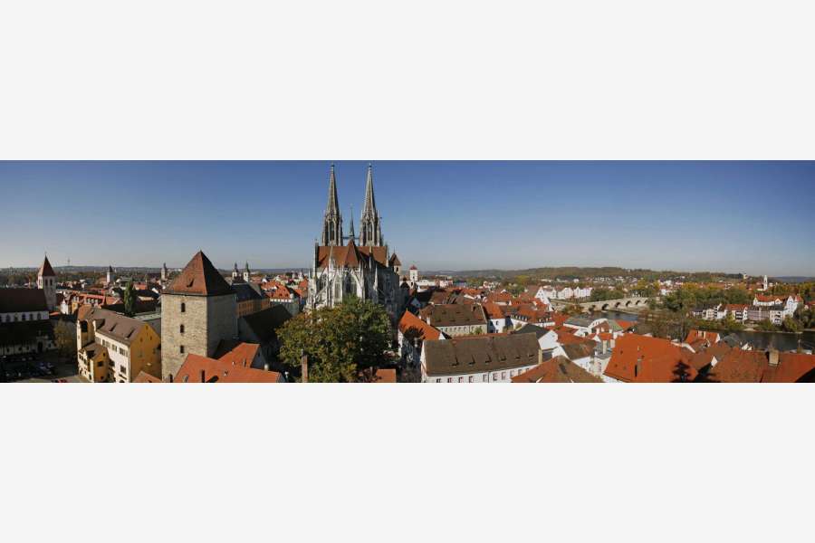 Das romantische Bild von der Regensburger Altstadt mit dem Dom St. Peter täuscht: Dank BMW boomt die Stadt an der Donau. Foto: Stadt Regensburg