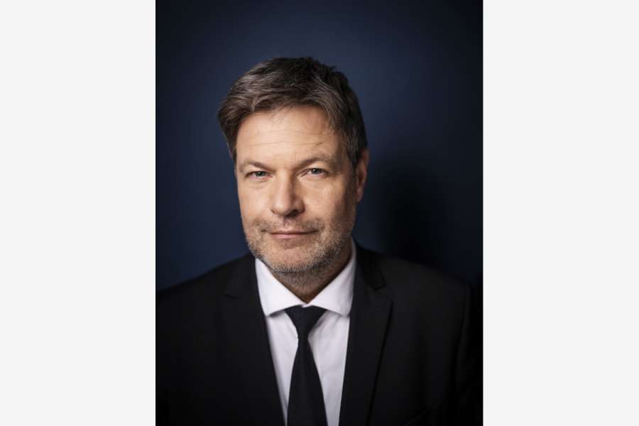 Wirtschaftminister Robert Habeck macht etwas Fördergeld locker. Foto: BMWK/Dominik Butzmann
