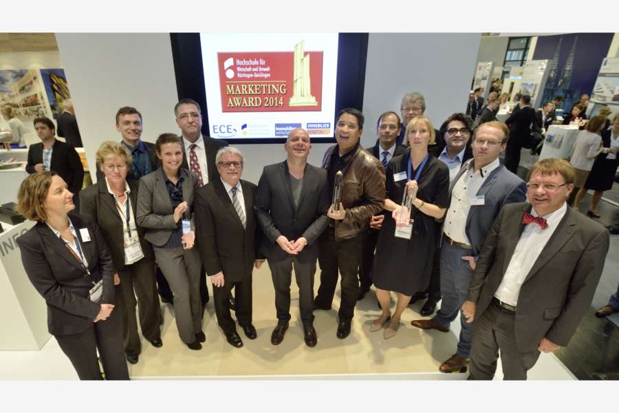 Die Gewinner des Awards 2014 mit der Fachjury zur Preisverleihung auf der Expo Real. Foto: HfWU
