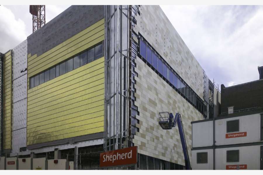Hinter der äußeren Gebäudeverkleidung schützt DuPont™ Tyvek® die nördliche Fassade des neuen Magazinflügels der sanierten Liverpooler Zentralbibliothek. Foto: DuPont™ Tyvek®.