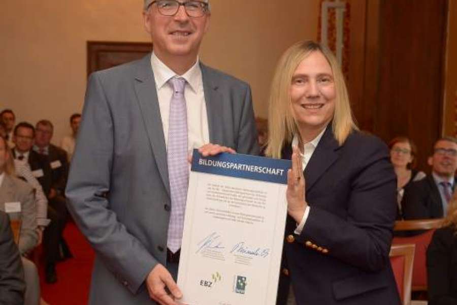 FOTO: EBZ. Klaus Leuchtmann, Vorstandsvorsitzender des EBZ, sowie Claudia Brünnler-Grötsch.