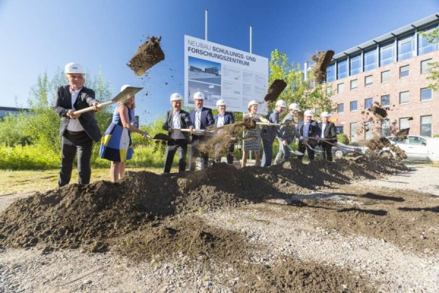 Spatenstich für den Erweiterungsbau der EBZ. Foto: EBZ