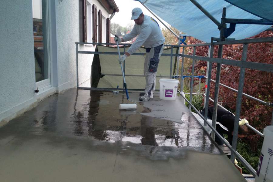 Die Sanierung der Bodenfläche des Balkons erfolgt in mehreren Schritten: Zuerst wird mit Triflex Cryl Primer grundiert. Foto: Triflex