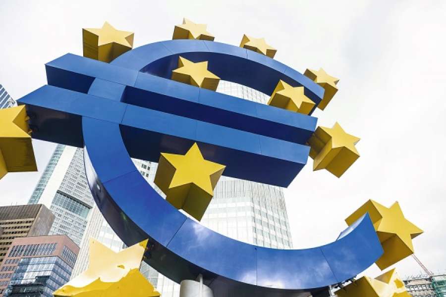 Euro-Zeichen im Frankfurter Bankenviertel: Eine Währung für 18 Länder benötigt einen Standard für den Zahlungsverkehr. FOTO: FOTOLIA/T.GRACCHUS