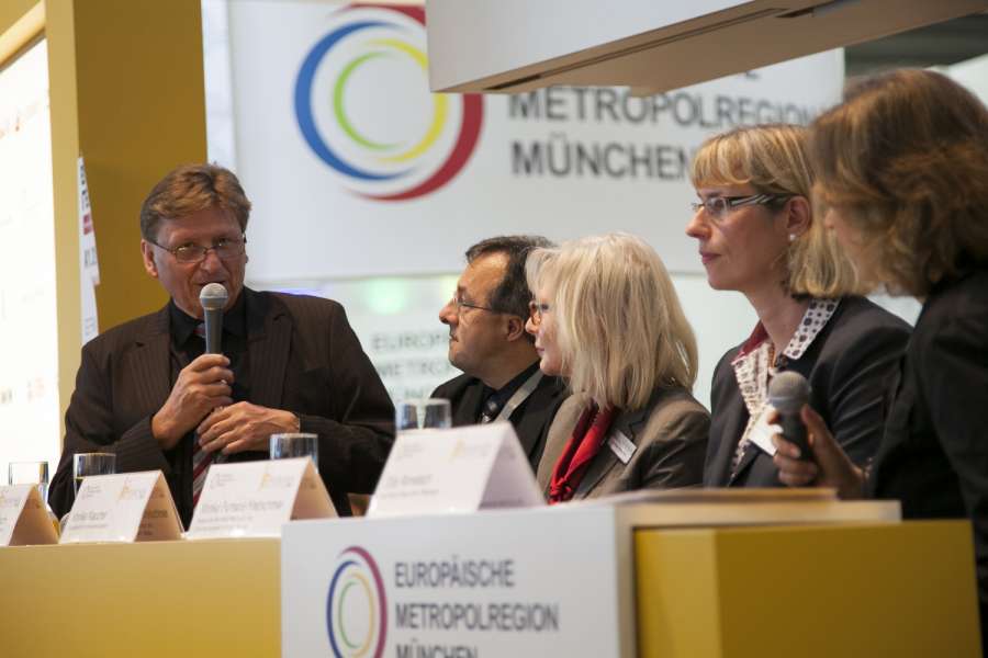 Während der Podiumsdiskussion der Metropolregion München v.l.n.r.: Siegfried Knaak (Stadt Kaufbeuren), Dr.-Ing. Hans-Peter Dürsch (Dürsch Institut für Stadtentwicklung), Monika Maucher (Bundesanstalt für Immobilienaufgaben), Monika Fontaine-Kretschmer (Nassauische Heimstätte Wohnungs- und Entwicklungsgesellschaft mbH), Gitta Rometsch (Moderation, Heuer Dialog GmbH). Foto: Expo Real