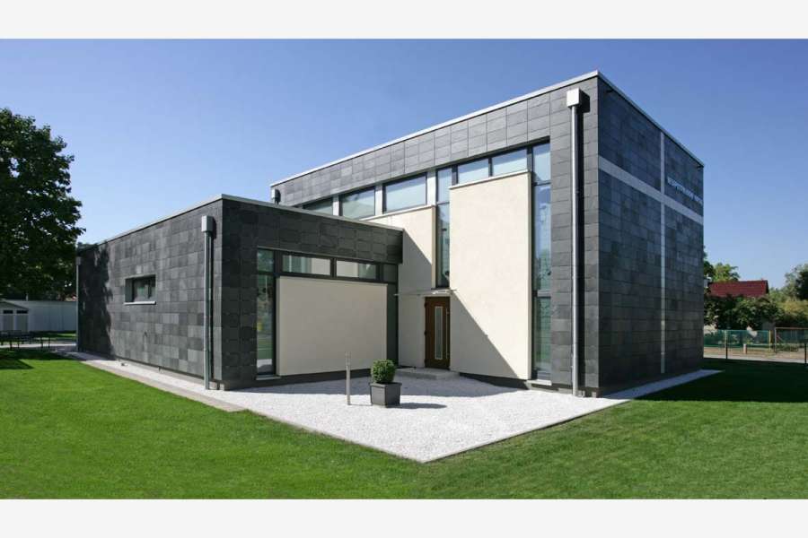 Die symmetrische Deckung prägt die Fassade des Gemeindehauses, Foto: Rathscheck Schiefer