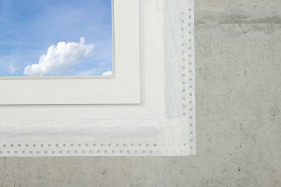Ohne zusätzliche Voranstriche oder Dichtmassen wird die Fuge zwischen Fenster und Massivbau verschlossen, Foto: Siga