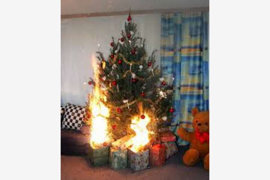 Durch unbeaufsichtigte Kerzen verursachte Brände führen leider in der Weihnachtzeit immer wieder zu großen Schäden. Foto: FFW Modau