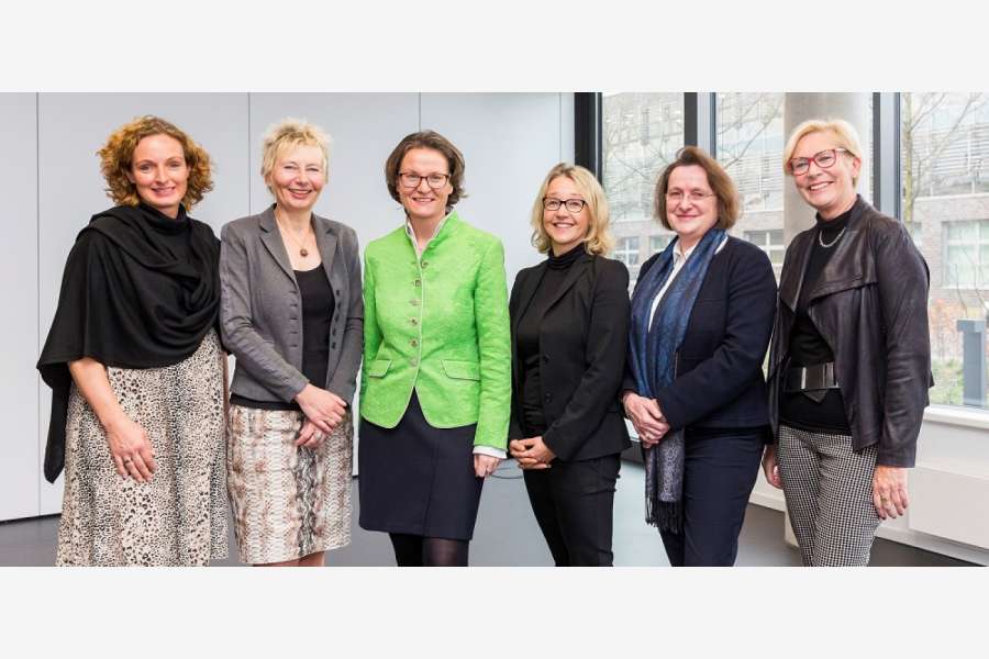 In Grün: NRW-Ministerin Ina Scharrenbach in einer Reihe mit Frauen in Führungspositionen. Foto: EBZ