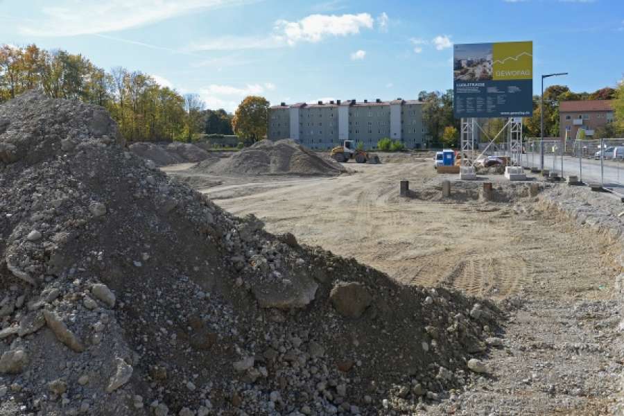 Die Baustelle an der Ludlstraße in München-Hadern mit Bestandsgebäude im Hintergrund. FOTO: GEWOFAG
