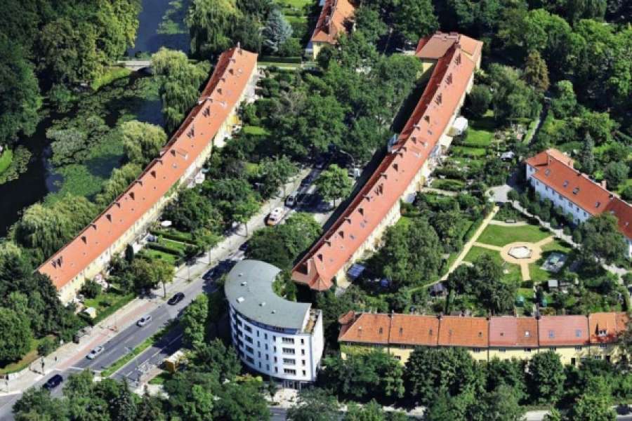 Die historische Lindehof Siedlung wurde ab 1918 gebaut und wirkt aufgrund ihrer Lage und Architektur wie eine Insel innerhalb der Großstadt. FOTO: GEWOSUED