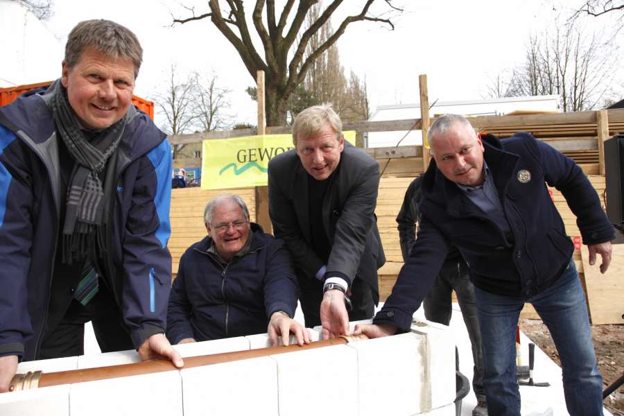 Bausenator Joachim Lohse, Sozialstaatsrat Horst Frehe und Peter Stubbe, Vorstandsvorsitzender der GEWOBA,legten den symbolischen Grundstein. Foto: GEWOBA