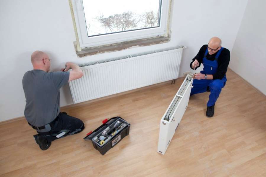 Noch besser als der Austausch einzelner Heizkörper ist die Kompletterneuerung der Heizungsanlage im Keller eines Mehrfamilienhauses - wenn es der Umweltbilanz dient. FOTO: KFW BILDARCHIV/ PHOTOTEK.net
