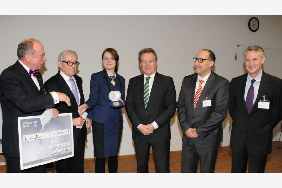 Henning Kalkmann gratuliert zusammen mit Herbert Klingohr, Minister Franz Untersteller, Gerald Lipka und Prof. Dr. Robert Gööz (v.r.) der Preisträgerin Naomi Kroker. Foto: HfWU