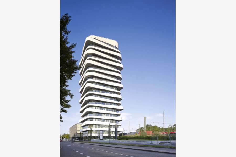 Das außergewöhnliche Fassadenkonzept mit den umlaufenden Balkonen gibt dem Hochhaus Sky sein dynamisches Aussehen. FOTO: Guido Erbring/Architekturfotografie