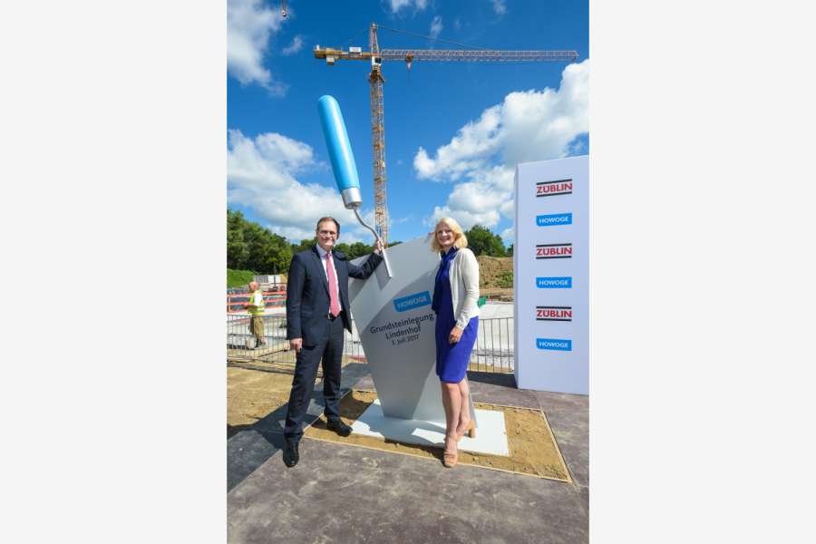 Regierender Bürgermeister Michael Müller mit der Geschäftsführerin der HOWOGE Wohnungsbaugesellschaft mbH Stefanie Frensch bei der Grundsteinlegung. FOTO: HOWOGE