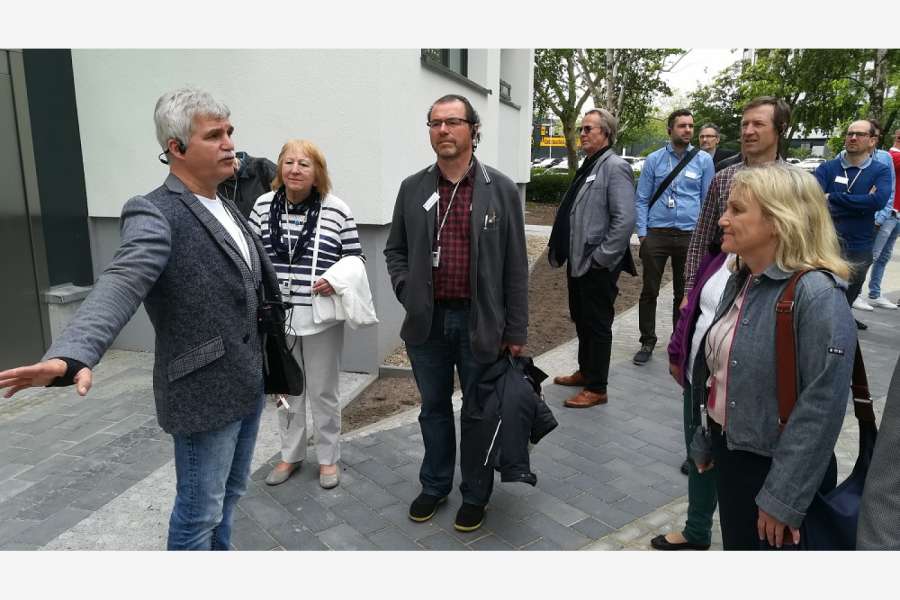 Frank Beckmann führt die Besucher durchs Quartier. Foto: Engelbrecht