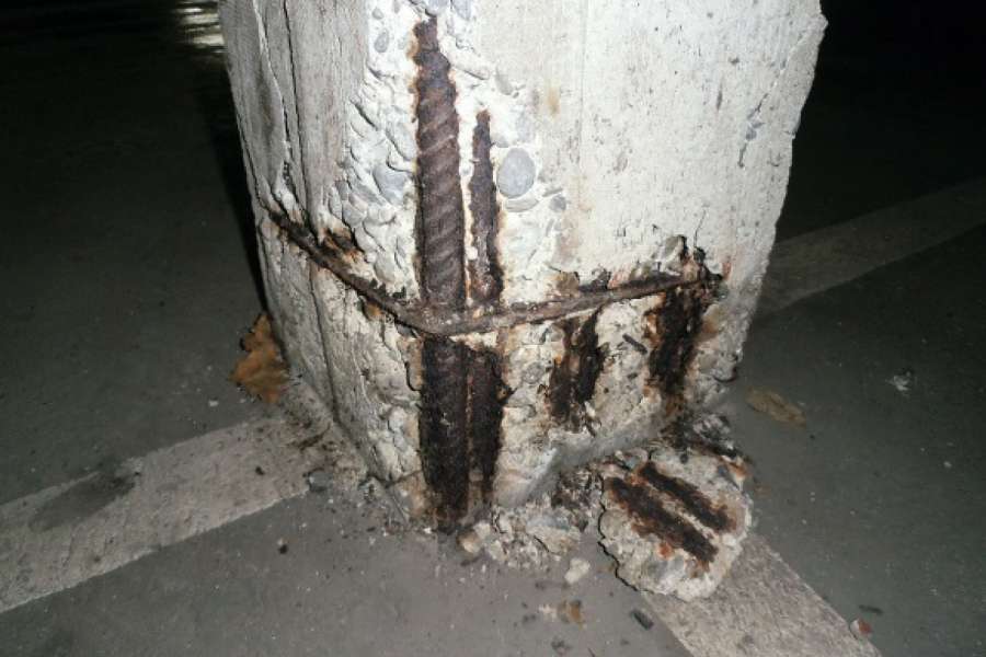 Ein klarer Sanierungsfall: Salzhaltiges Schmelzwasser dringt in den Beton ein und lässt die Stahlbewehrung rosten. FOTO: TUEV SUED