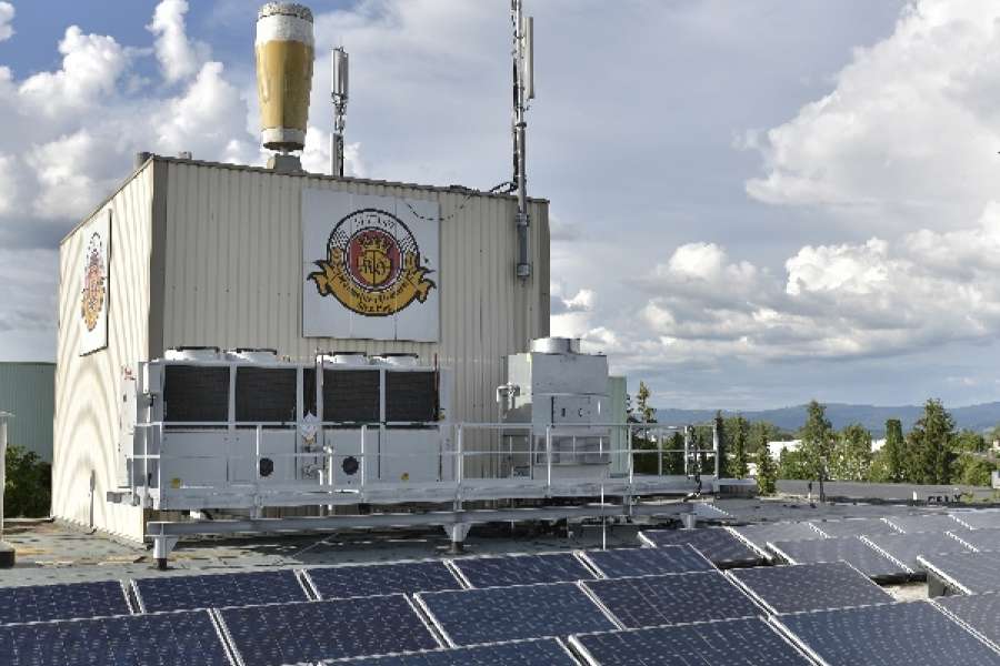 Die Karmeliten Brauerei in Straubing braut kühles Bier mithilfe von Sonnenenergie. OTO: Karmeliten Brauerei Straubing