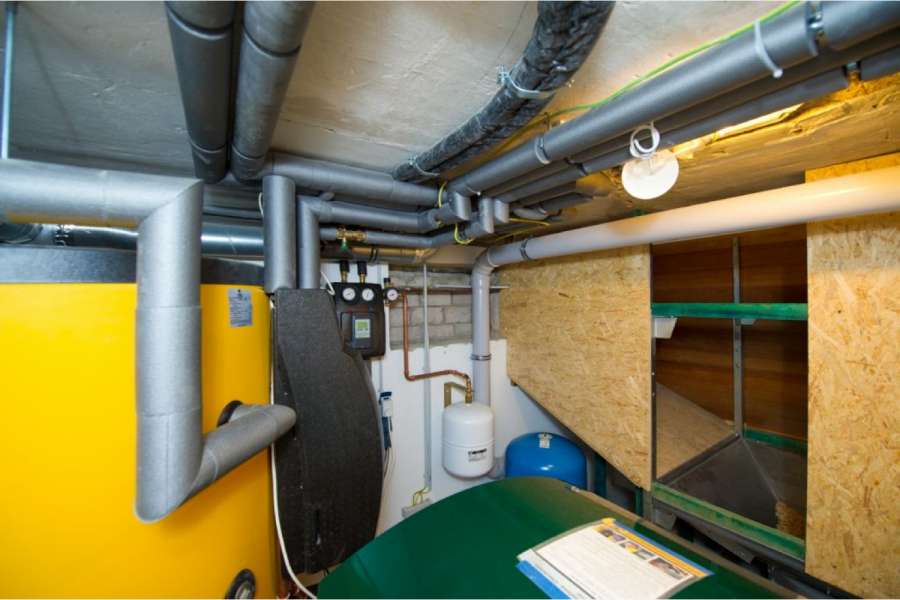 Heizungsraum eines energieeffizient sanierten Wohnhauses mit Holzpelletheizung und Pelletspeicher. FOTO: KfW