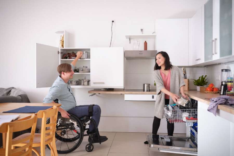 Umbaumaßnahmen für eine barriere-reduzierte Wohnung können gefördert werden. FOTO: KFW/Thorsten Futh