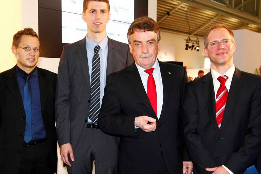 Auf dem Bild (v.l.n.r.): Gero Schröer (M. A.), Jan Hische (M. A.), Michael Groschek (Minister für Bauen, Wohnen, Stadtentwicklung und Verkehr NRW), Dirk Lippen (M. A.). Foto: Vanessa Leissring