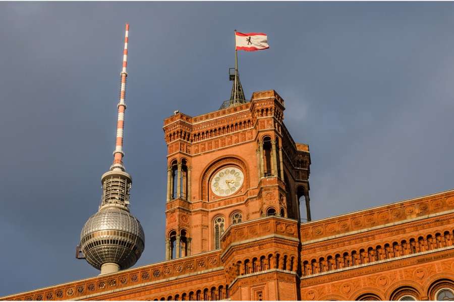 Berlins Rotes Rathaus könnte durch die Verfassungsrichter gedeckelt werden. Foto: Adobestock/Thomas Riebesehl