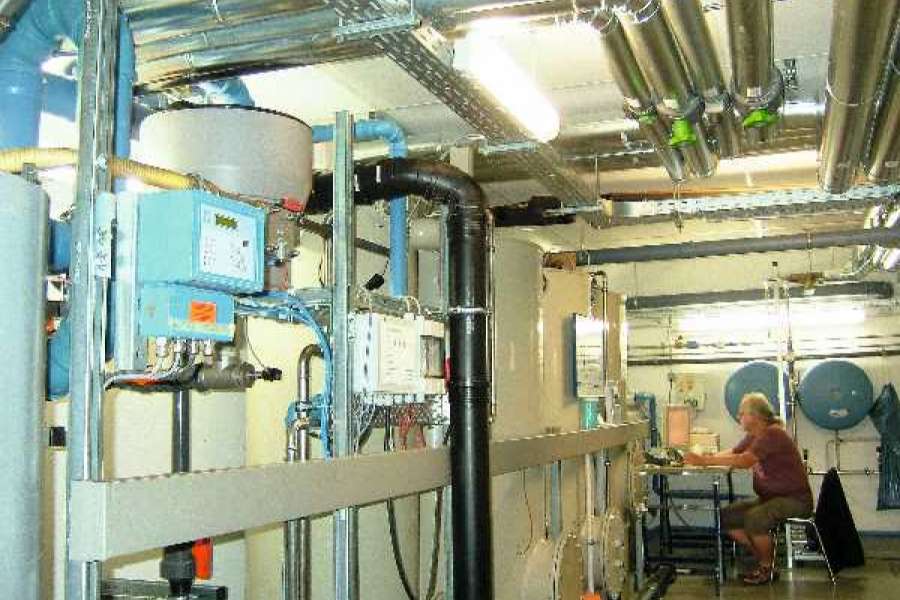 Mehrstufige Aufbereitungsanlage für Grauwasser im Berliner Mietshaus am Arnimplatz. Die biologische Reinigung erfolgt im Wirbelbettverfahren mit anschließender UV-Desinfektion. FOTO: Klaus W. König