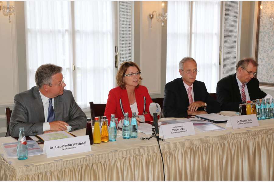 Zeigten sich zufrieden mit dem Jahresergebnis (v.l.n.r.): Geschäftsführer Dr. Constantin Westphal, Aufsichtsratsvorsitzende Priska Hinz, Leitender Geschäftsführer Dr. Thomas Hain und Geschäftsführungskollege Prof. Dr. Joachim Pös. Foto: NaHeim