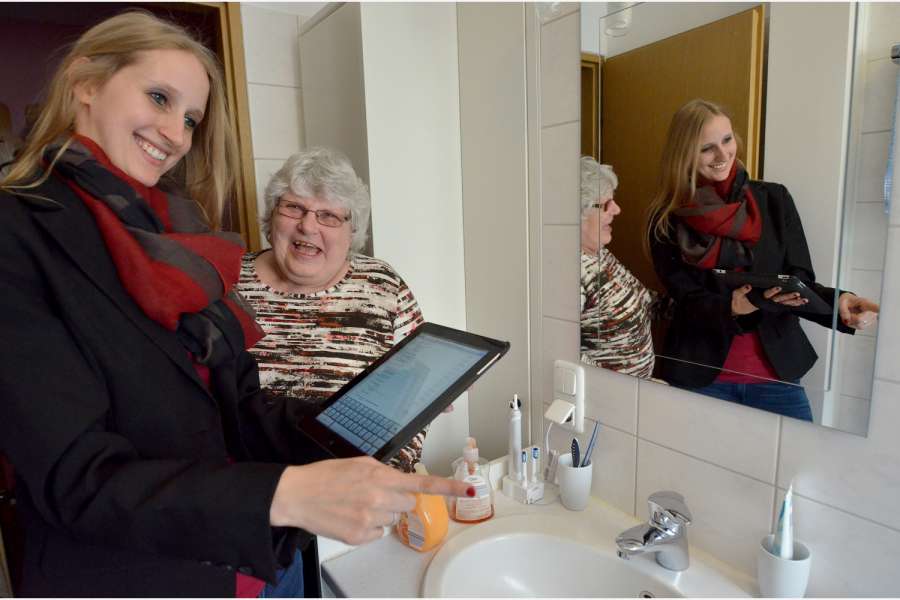 Rund 150 Kunden- und Siedlungsbetreuer der Unternehmensgruppe Nassauische Heimstätte/Wohnstadt sind bereits mit Tablet-PCs ausgestattet. Foto: NH/Strohfeldt