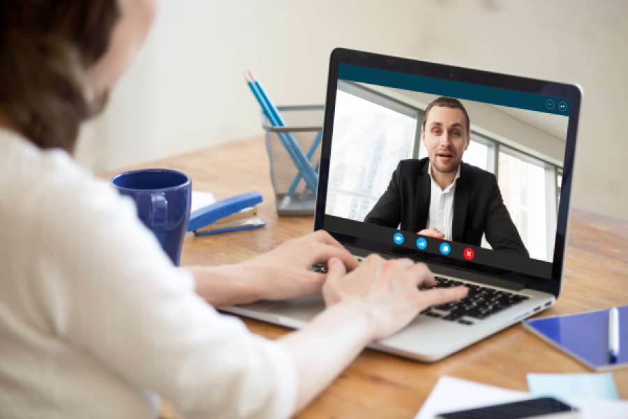 Online-Versammlungen sind in diesen Zeiten gesünder. FOTO: ADOBESTOCK/fizkes