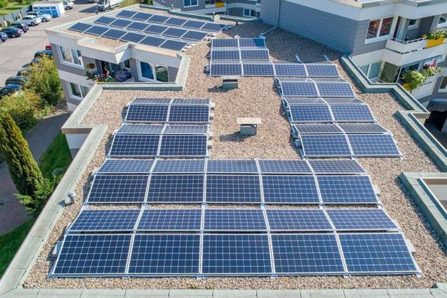 Bald massenweise Solaranlagen auf deutschen Dächern? Der Ausbau von Photovoltaik könnte bald an Fahrt aufnehmen. Mal sehen, wie schnell die neue Bundesregierung Pläne umsetzt. BILD: PIXABAY/ Solarimo