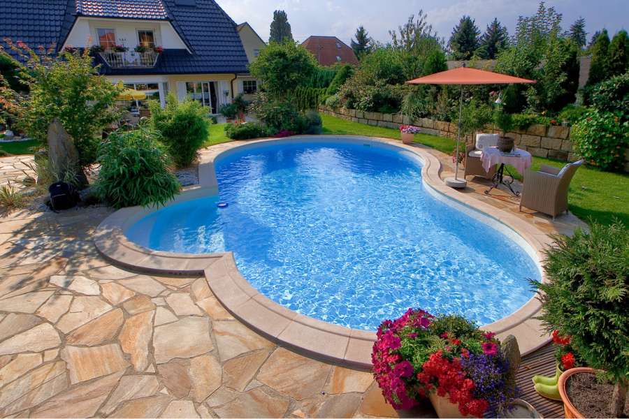 Ein Pool verursacht meist hohe Kosten.