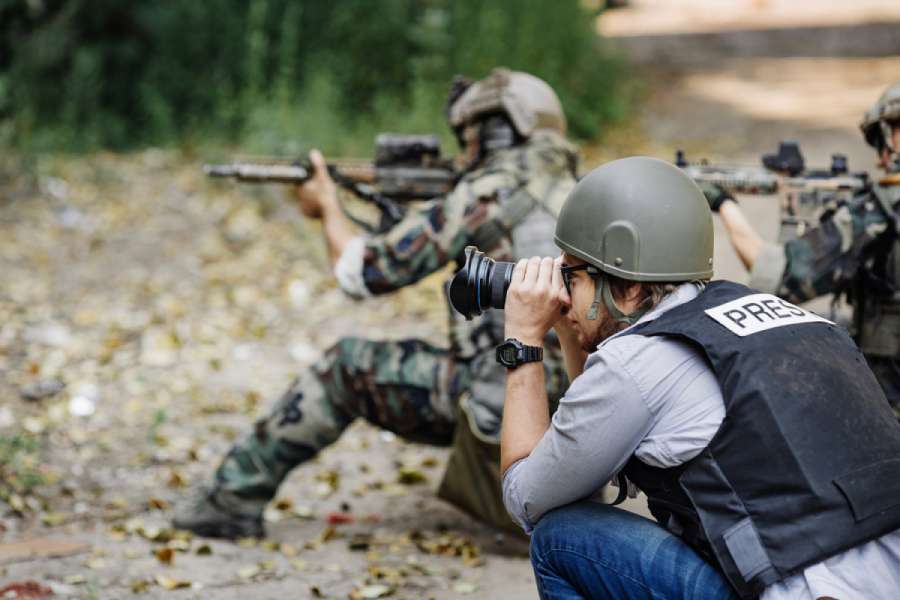 Im Krieg ist es schwer, der Propaganda der Kriegsparteien eine unabhängige Berichterstattung entgegenzusetzen. Foto: Adobestock/Kaninstudio