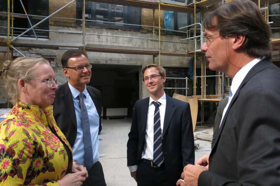 Im Foto v.l.n.r. Maren Kern (BBU-Vorstand), Axel Gedaschko (GdW-Präsident), Tobias Mette (STADT UND LAND Servicebüroleiter Tempelhof-Schöneberg) und Ingo Malter (GF STADT UND LAND) vor der Baustelle Kolonnenstraße 60/61 in Berlin-Schöneberg. Foto: STADT UND LAND