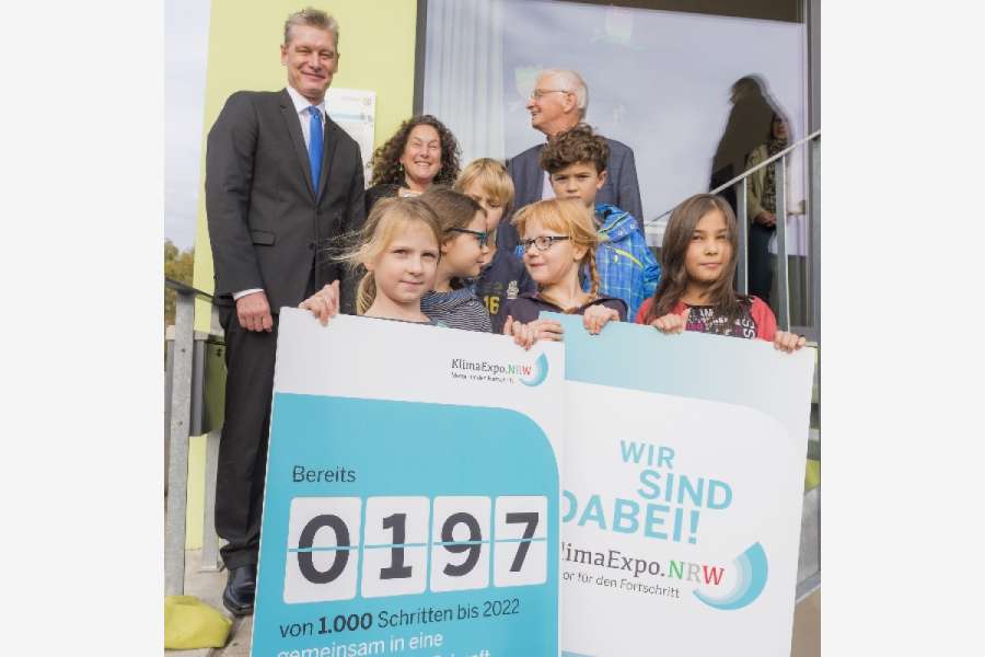 Projektinitiatorin Martine Richli (hi. mi.) nimmt mit Kindern die Urkunde zur Aufnahme in die Leistungsschau KlimaExpo NRW entgegen. FOTO: Ruhrshot Fotografie/L. Afflerbach