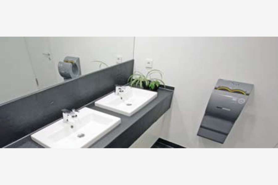 Badezimmergestaltung mit fein geschliffenen Schieferfliesen. Foto: Rathscheck