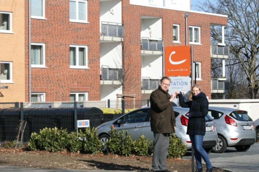 Randolph Lehnhof, Kundenbetreuer von Sahle Wohnen und Petra Althausen, Vertrieb bei cambio Bonn bei der symbolischen Schlüsselübergabe für die Autos der neuen Station in Endenich. FOTO: