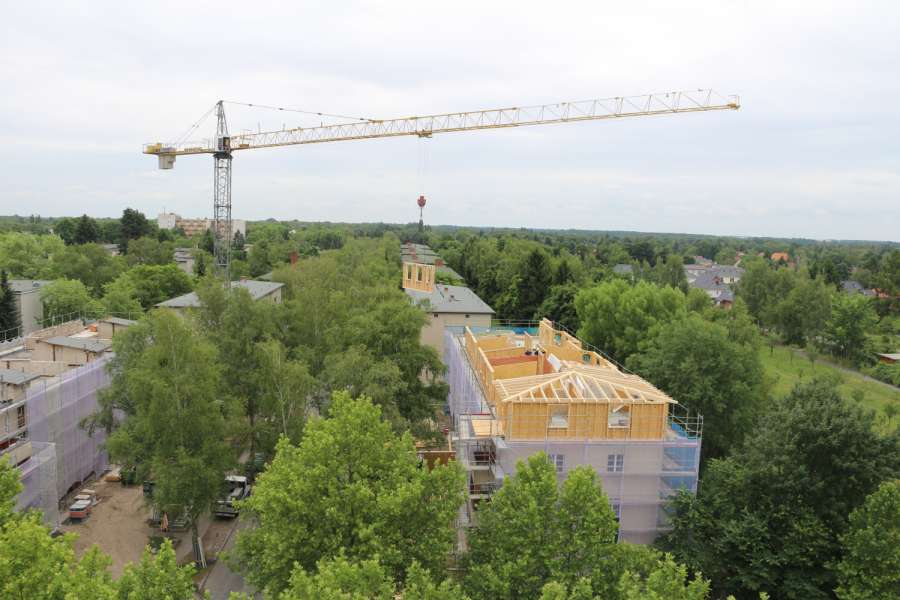 Durch die Aufstockung alter Gebäude in Holzbauweise entstehen in Berlin Lichterfelde in kurzer Zeit neue Wohnungen. Foto: Märkische Scholle