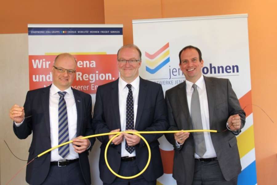 jenawohnen-Prokurist Tobias Wolfrum, Stadtwerke-Geschäftsführer Thomas Dirkes und Tele Columbus-Bereichsleiter Jean-Pascal Roux (v. l.) stellten das Projekt gemeinsam vor.