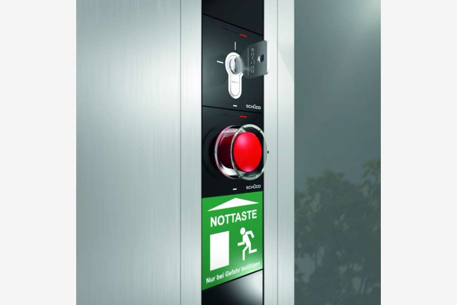 Das Schüco Door Control System mit den Fluchttürsicherungs- Modulen Schlüsselschalter, Nottaster und Hinweisschild bietet zertifizierte Sicherheitstechnik in ansprechender Optik. Foto: Schüco International KG