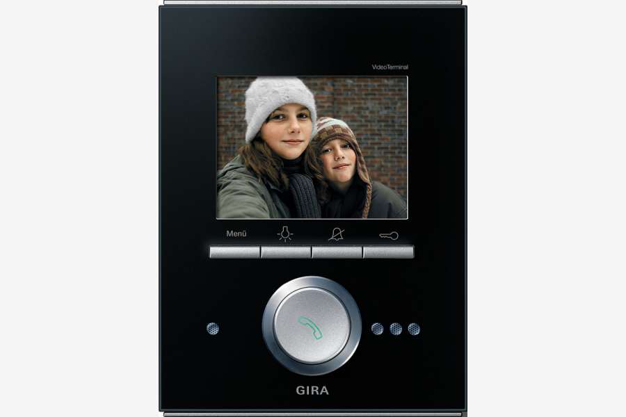 Mehr Kontrolle durch eine Türsprechanlage, Foto: Initiative Elektro+ / Gira