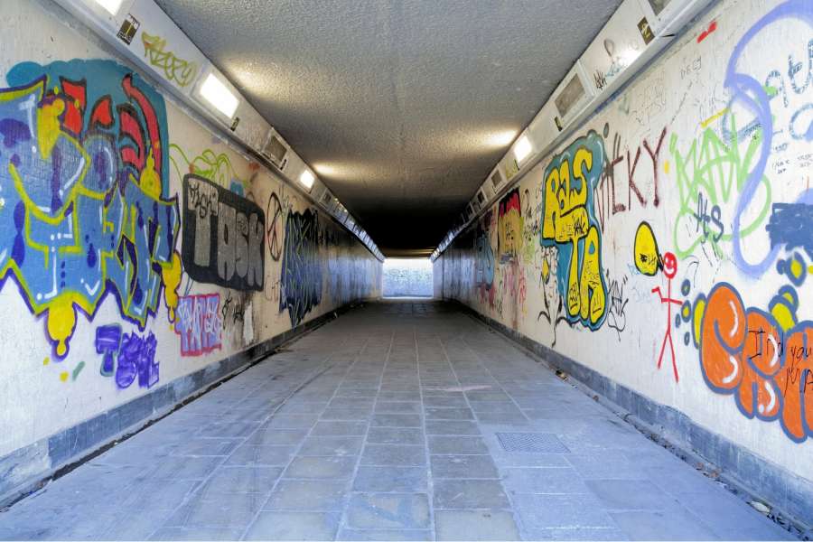Für die Beseitigung von Graffitis geben Wohnungsunternehmen Millionen aus. Foto: Fotolia/antbphotos
